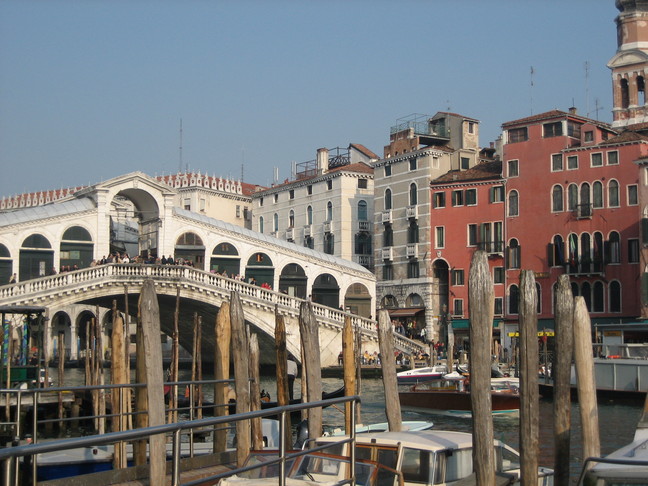 Retour au ponte Rialto. Voyage à Venise. Premiers pas dans la ville.