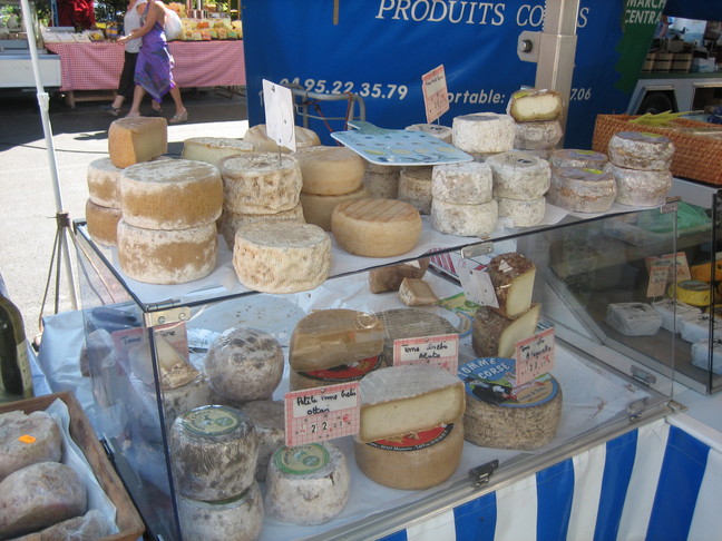 Sur le marché d'Ajaccio : les fromages corses. Découverte de la Corse. Ajaccio, ville impériale.
