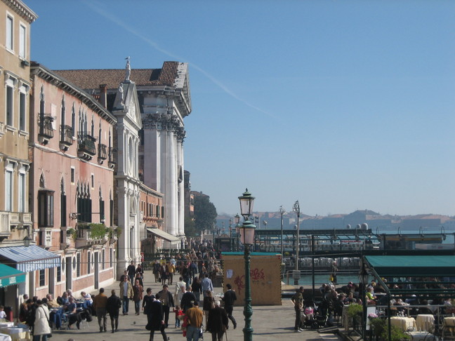Promenade le long des Zattere. Voyage à Venise. Errements dans la ville.