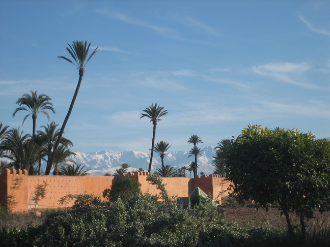 Les remparts et l'Atlas. Marrakech en hiver.