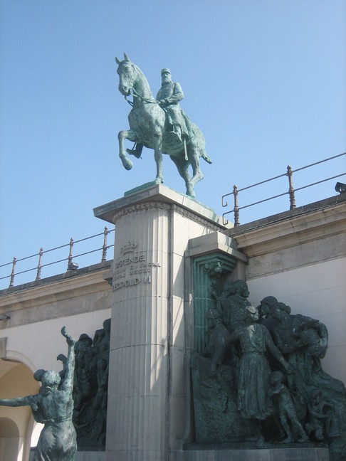 Monument au roi Léopold II à Ostende, face à la mer. Beau samedi à Ostende.