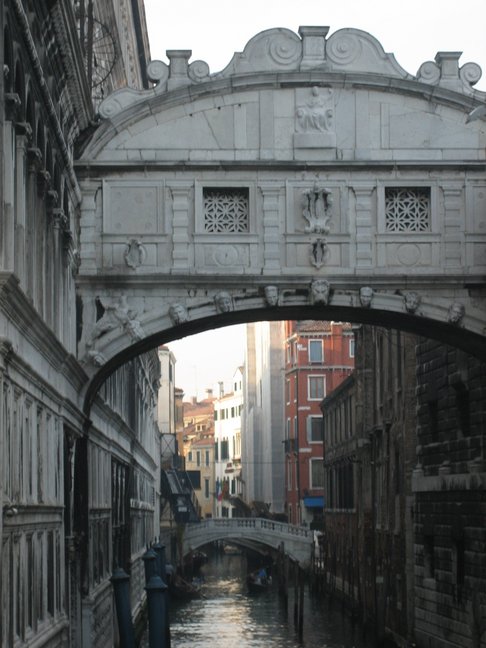 Ponte dei Sospiri (Pont des Soupirs) : pour passer du tribunal à la prison. Voyage à Venise. Premiers pas dans la ville.