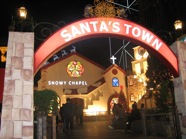 Village de Noël (Santa's town avec une poste pour envoyer sa lettre au père Noël). Voyage à Hong-Kong. Wai Chan et Mid-Levels.