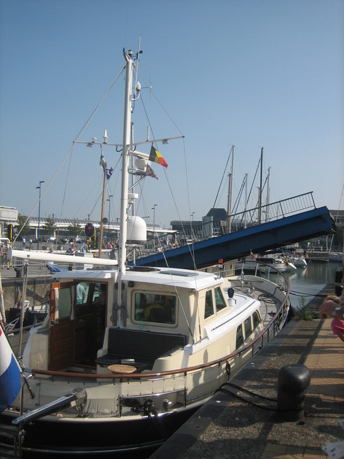 Passage d'écluse pour entrer dans le port d'Ostende. Beau samedi à Ostende.