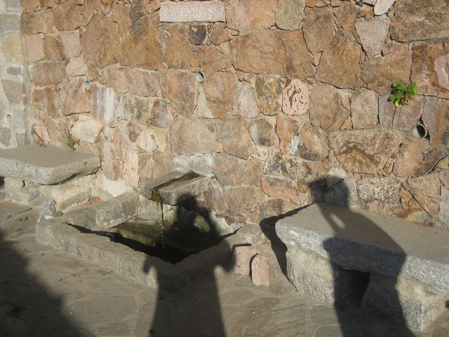 Ombres mystérieuses sur fontaine cuttolaise. Découverte de la Corse. Un tour de Cuttoli.