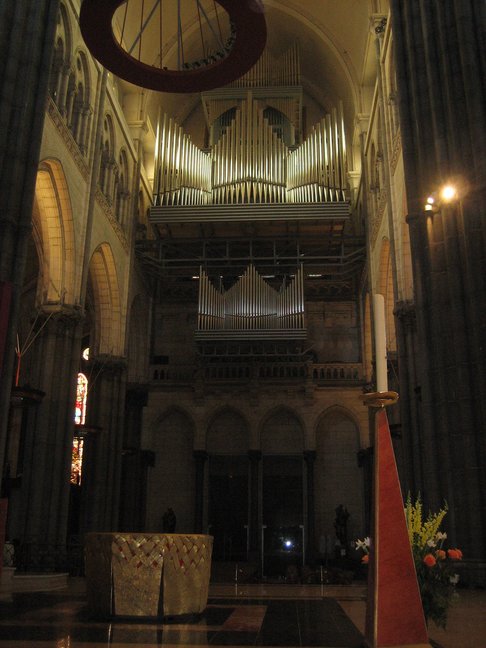 La grand orgue, tout récemment installé dans la cathédrale de la Treille. Pont du 1er mai à Lille. Vieux Lille et bois de Boulogne.