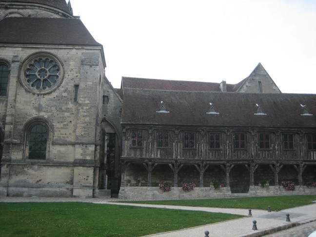La bibliothèque du chapitre à Noyon, adossée à la cathédrale. Week-en en Picardie. Noyon.