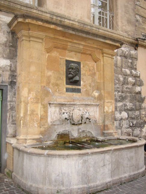 Une fontaine. Fontaines et bassins. Aix en Provence.