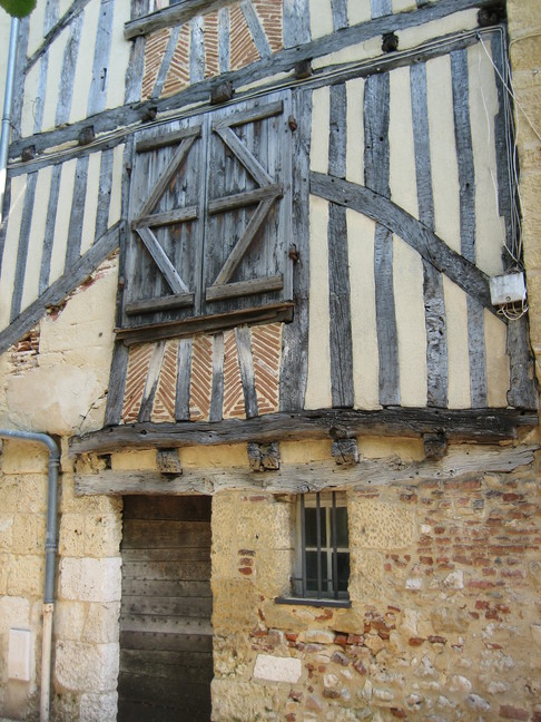 Maison place de la Myrpe. Escales périgourdines. De Bergerac au gîte, le long de la Dordogne.