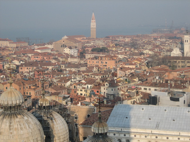 Vue sur Venise du haut du Campanile. Voyage à Venise. Premiers pas dans la ville.