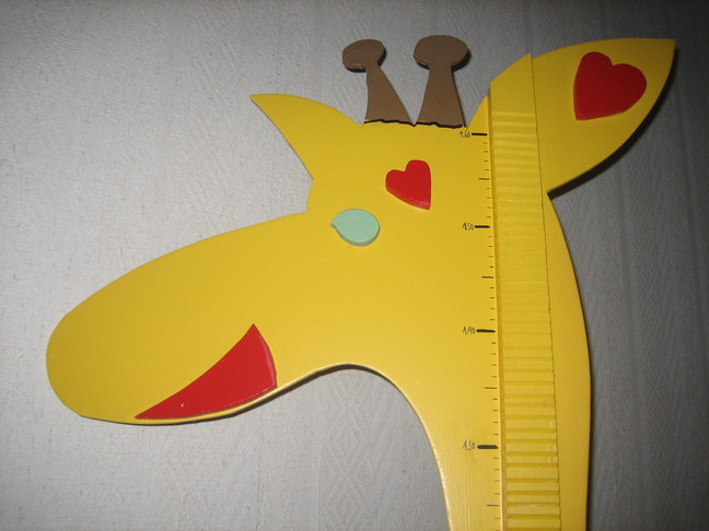 Toise-girafe signée « St... ». Des animaux. Soirée Léanne à Roubaix.