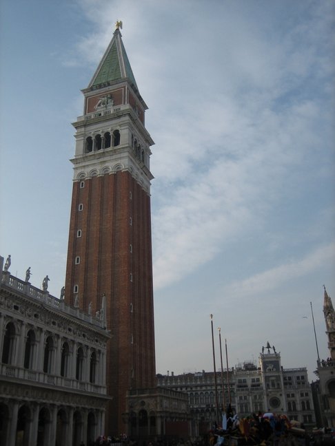 Le Campanile sur la Piazza San Marco. Voyage à Venise. Premiers pas dans la ville.