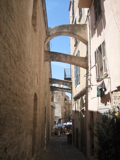 Des arcs-boutants entre l'église Sainte-Marie-Majeure de Bonifacio et les maisons voisines. Découverte de la Corse. Au sud d'Ajaccio.