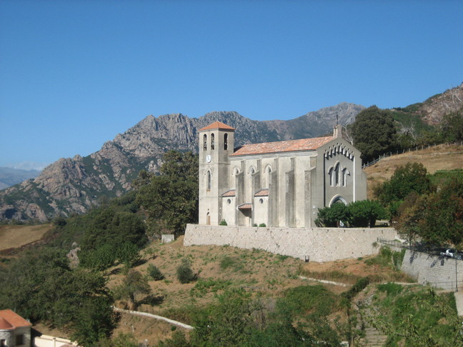 L'église de Cuttoli. Découverte de la Corse. Un tour de Cuttoli.