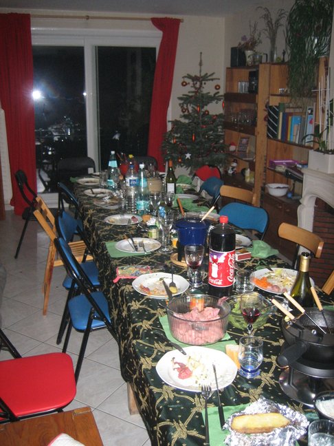 La table du banquet désertée, mais où sont-ils ? Fêtes de fin d'année 2007. Réveillon du jour de l'an à Boves.