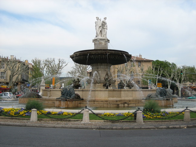 Place de la Rotonde à Aix et sa fontaine. Fontaines et bassins. Aix en Provence.