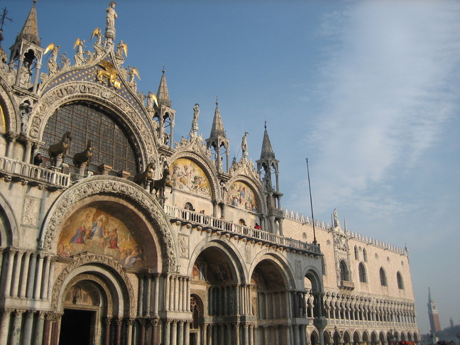 Basilica di San Marco et Palazzo Ducale (Palais des Doges) à droite. Voyage à Venise. Premiers pas dans la ville.
