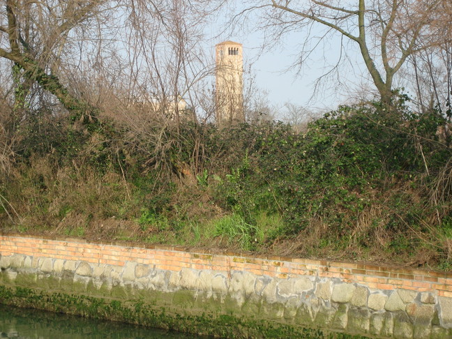 On aperçoit le campanile de Torcello. Voyage à Venise. Les îles du nord.