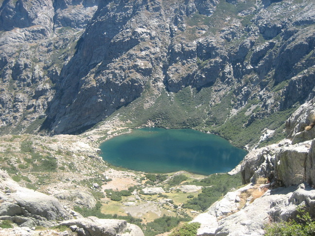 Le lac de Melo depuis le chemin grimpant vers le lac de Capitello. Découverte de la Corse. La Restonica et Corte.