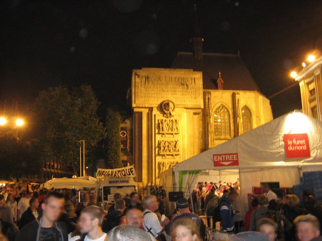 Place Rihour. Un week-end de braderie à Lille. Braderie de Lille dans la nuit du samedi au dimanche.