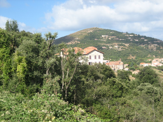 Le village de Piana. Découverte de la Corse. Ajaccio - Porto par la côte.