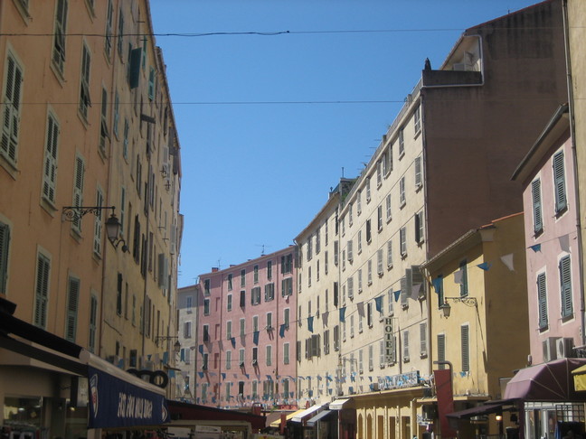 La rue Fesch à Ajaccio. Découverte de la Corse. Ajaccio, ville impériale.