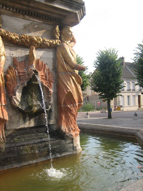 Une fontaine à Noyon. Fontaines et bassins. Noyon.