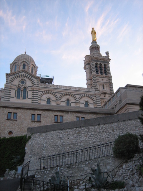Notre Dame de la Garde avec en haut la « bonne mère » des marseillais. Aix - Marseille. Marseille.