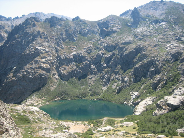 Le lac de Melo depuis le chemin grimpant vers le lac de Capitello. Découverte de la Corse. La Restonica et Corte.