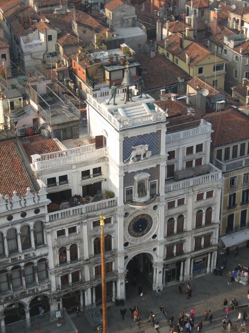 Horloge sur la Piazza San Marco, vue du haut du Campanile. Voyage à Venise. Premiers pas dans la ville.