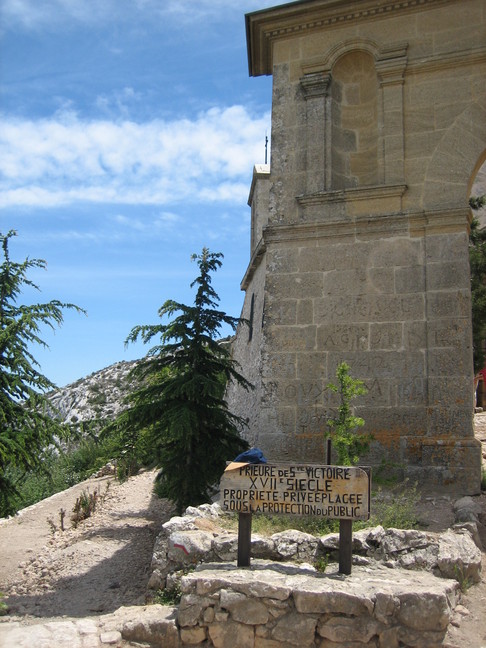 Et voilà le prieuré ! Porquerolles, Alpilles et Sainte Victoire. Montagne Sainte Victoire.