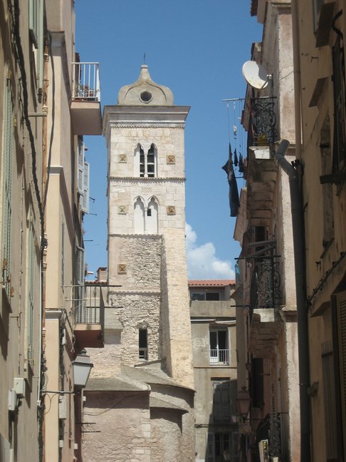 Le clocher de l'église Sainte-Marie-Majeure à Bonifacio. Découverte de la Corse. Au sud d'Ajaccio.