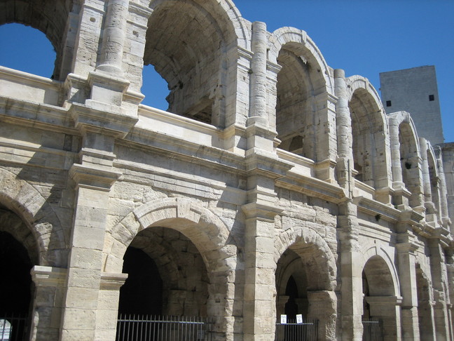 L'amphithéâtre d'Arles... non à la tauromachie ! Porquerolles, Alpilles et Sainte Victoire. Arles.