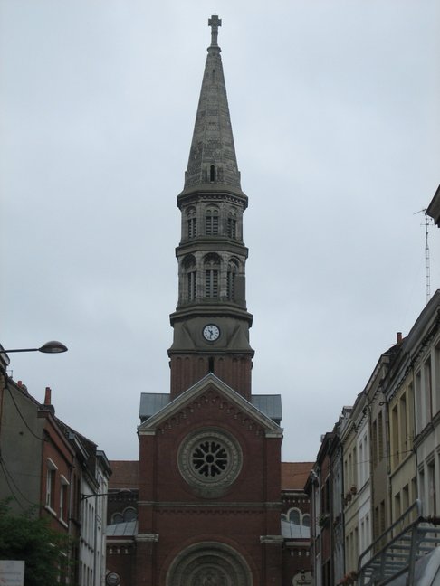 L'église Saint-Pierre Saint-Paul à Wazemmes. Un week-end de braderie à Lille. Braderie de Lille le dimanche matin.