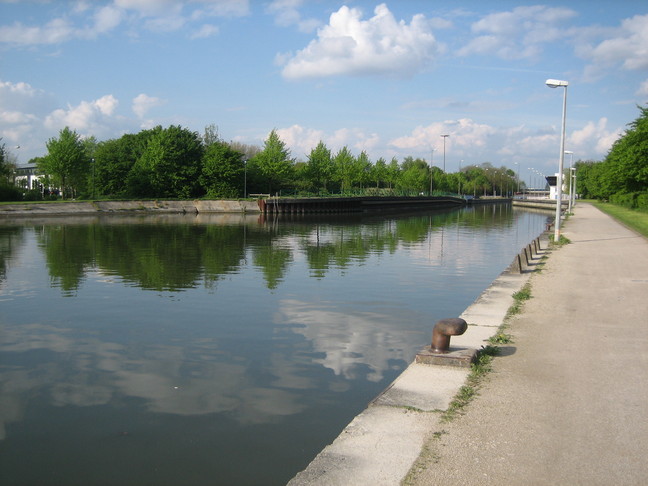Le canal de la Deûle, entre Lille et Lambersart. Pont du 1er mai à Lille. Vieux Lille et bois de Boulogne.