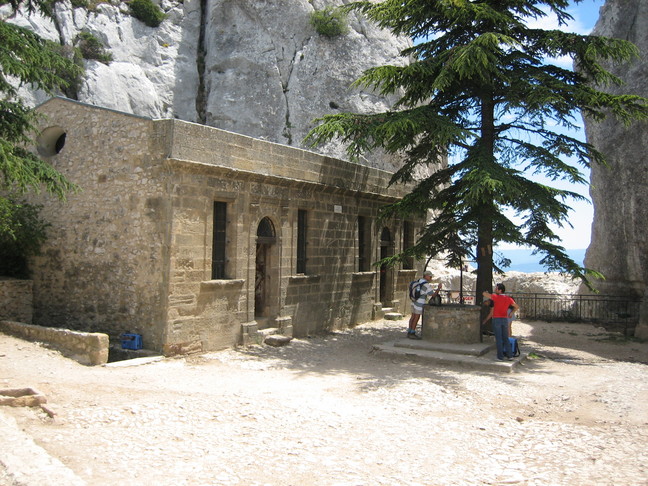 Il y a un puit au milieu du prieuré ! Porquerolles, Alpilles et Sainte Victoire. Montagne Sainte Victoire.
