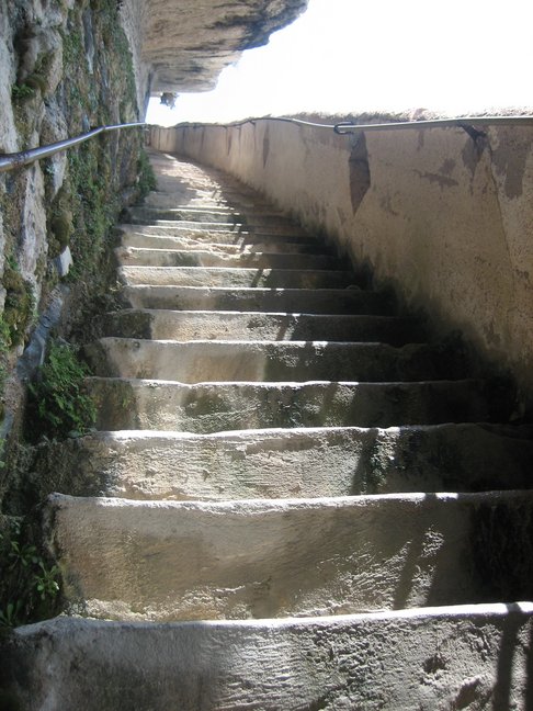 L'escalier du roi d'Aragon... il faut le monter maintenant ! Découverte de la Corse. Au sud d'Ajaccio.
