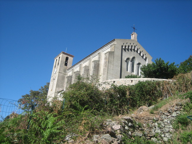 L'église de Cuttoli. Découverte de la Corse. Un tour de Cuttoli.