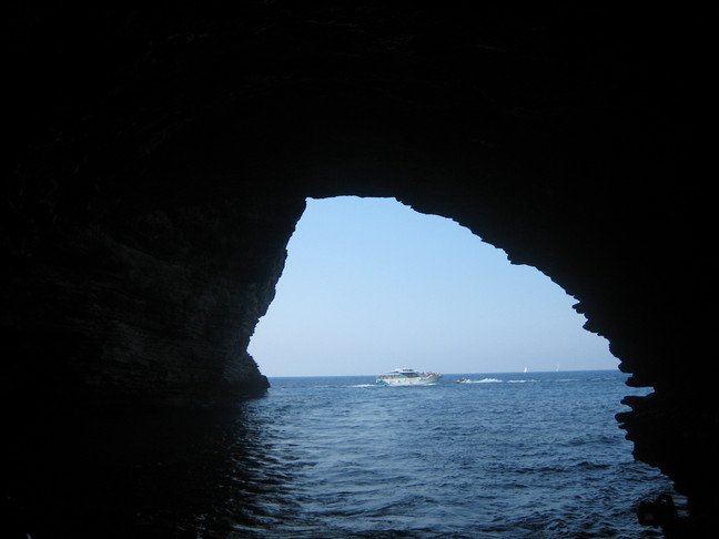 Dans une grotte marine creusée dans la falaise de Bonifacio. Découverte de la Corse. Au sud d'Ajaccio.