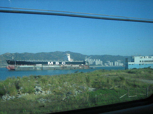 Depuis le train qui relie l'aéroport à l'île de Hong-Kong. Voyage à Hong-Kong. Wan Chai et Causeway Bay.