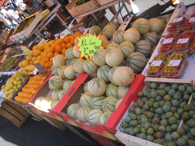 Sur le marché d'Ajaccio: les fruits et légumes. Découverte de la Corse. Ajaccio, ville impériale.