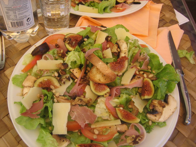 Salade de figues fraiches au restaurant « le trou dans le mur » sur le port d'Ajaccio. Découverte de la Corse. Ajaccio, ville impériale.