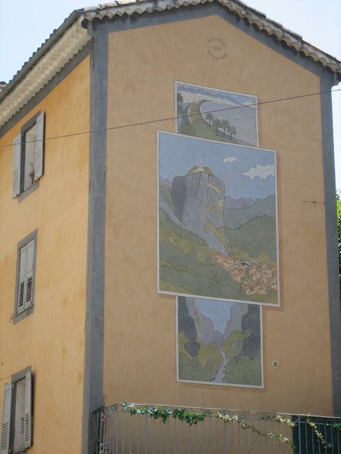 Paysages de la région peints sur le mur d'un bâtiment. Tout près du Verdon. Castellane.