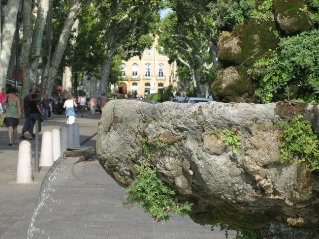 Fontaine sur le cours Mirabeau. Fontaines et bassins. Aix en Provence.