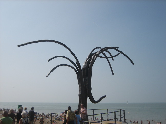 Sculpture sur la plage d'Ostende. Beau samedi à Ostende.