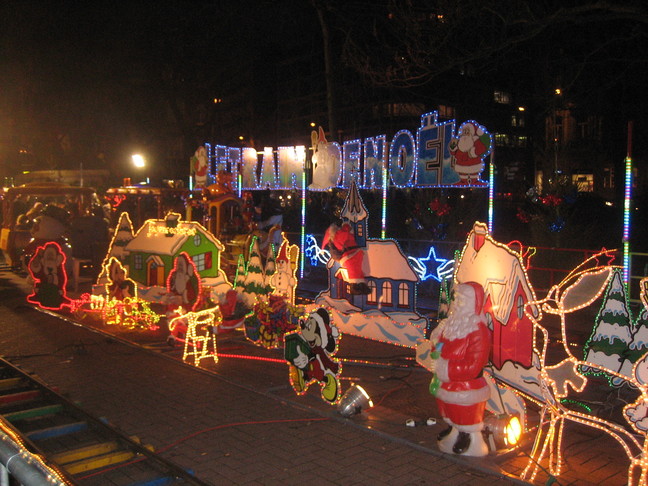 De nuit, le train de Noël place de Béthune à Lille. Fêtes de fin d'année 2008. Réveillon de Noël.