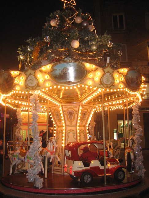 De nuit, le manège place de Béthune à Lille. Fêtes de fin d'année 2008. Réveillon de Noël.
