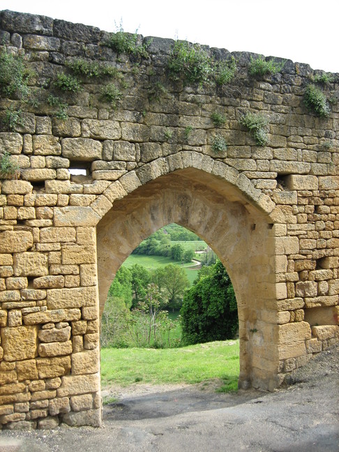 La porte de la Combe à Domme. Escales périgourdines. Sarlat et la vallée de la Dordogne en Périgord noir.