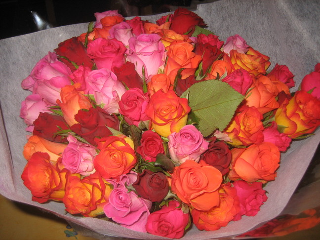 Joli bouquet de roses. Cérémonies d'octobre.