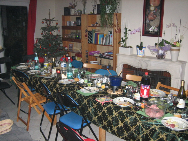 La table du banquet désertée, mais où sont-ils ? A la cave ! Fêtes de fin d'année 2007. Réveillon du jour de l'an à Boves.